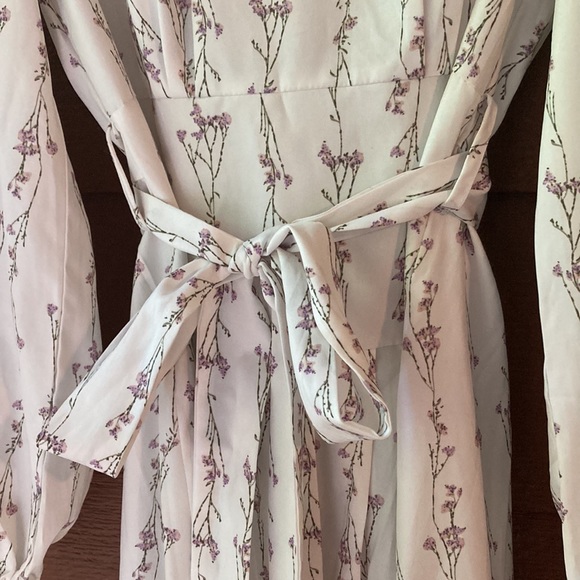 Women’s dress. Thin material but not see through. Size small. - Picture 2 of 4